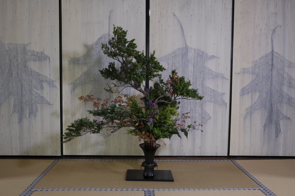 襖の前に生けられた生け花