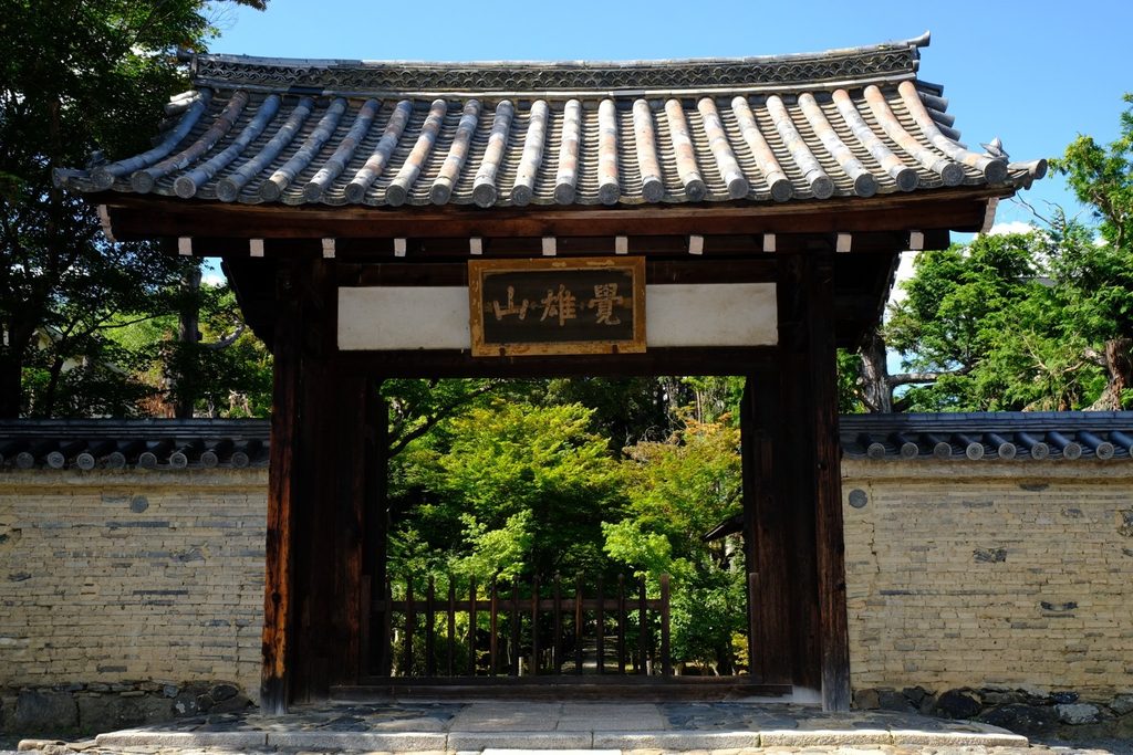 鹿王院の山門